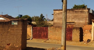 Carmo do Paranaíba: ladrões invadem depósito, agridem guarda e roubam sacas de café Carmo do Paranaíba: ladrões invadem depósito, agridem guarda e roubam sacas de café