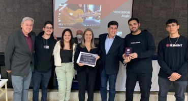 Estudantes de Publicidade e Propaganda são agraciados com o Prêmio Triângulo de Comunicação Estudantes de Publicidade e Propaganda são agraciados com o Prêmio Triângulo de Comunicação