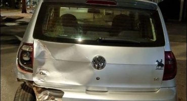Motorista bate carro na traseira de veículo parado em semáforo Motorista bate carro na traseira de veículo parado em semáforo