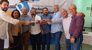 Prefeitos associados ao Cispar recebem troféus do XI Prêmio Sebrae Prefeito Empreendedor Prefeitos associados ao Cispar recebem troféus do XI Prêmio Sebrae Prefeito Empreendedor