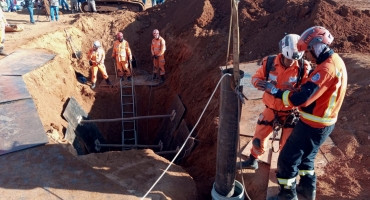 Corpo de Bombeiros tenta resgatar criança que caiu em buraco de 8 metros de profundidade em Carmo do Paranaíba Corpo de Bombeiros tenta resgatar criança que caiu em buraco de 8 metros de profundidade em Carmo do Paranaíba