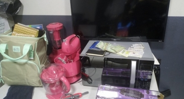 Mulher é presa por estelionato após usar documentos de terceiros para comprar em lojas de Patos de Minas Mulher é presa por estelionato após usar documentos de terceiros para comprar em lojas de Patos de Minas