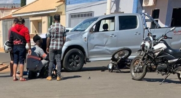 Lagoa Formosa: motorista de automóvel avança parada obrigatória, causa acidente e motoqueiro sofre várias fraturas Lagoa Formosa: motorista de automóvel avança parada obrigatória, causa acidente e motoqueiro sofre várias fraturas