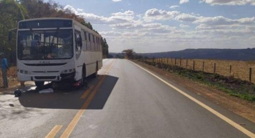 Motoqueiro inabilitado fica gravemente após colidir contra ônibus na MG-230 no município de Rio Paranaíba Motoqueiro inabilitado fica gravemente após colidir contra ônibus na MG-230 no município de Rio Paranaíba