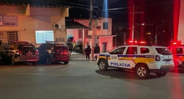 Policial suspeito de assediar menina de 13 anos agride repórter da Itatiaia dentro de delegacia Policial suspeito de assediar menina de 13 anos agride repórter da Itatiaia dentro de delegacia