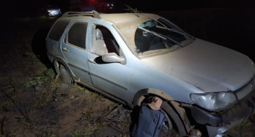 Motorista perde controle direcional e capota carro na MG-235 após desviar de animal Motorista perde controle direcional e capota carro na MG-235 após desviar de animal