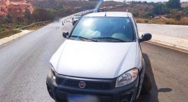 Motorista perde controle de veículo ao fazer ultrapassagem e bate carro em mureta da BR-354 Motorista perde controle de veículo ao fazer ultrapassagem e bate carro em mureta da BR-354