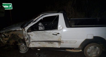 Motorista inabilitado bate carro em carreta na BR-354, no município de Lagoa Formosa Motorista inabilitado bate carro em carreta na BR-354, no município de Lagoa Formosa
