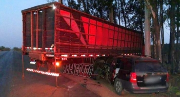 Acidente envolvendo carro e caminhão boiadeiro deixa duas pessoas feridas na BR-146 Acidente envolvendo carro e caminhão boiadeiro deixa duas pessoas feridas na BR-146