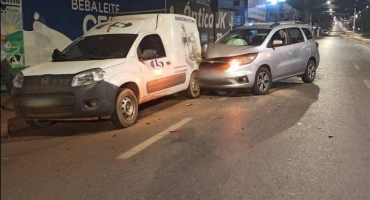 Motorista inabilitado bate carro em veículo estacionado na rua Major Gote em Patos de Minas Motorista inabilitado bate carro em veículo estacionado na rua Major Gote em Patos de Minas