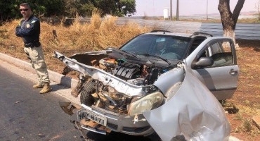 Acidente envolvendo dois veículos na BR-365 em Patos de Minas deixa motorista ferido Acidente envolvendo dois veículos na BR-365 em Patos de Minas deixa motorista ferido