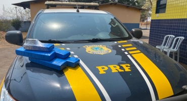 Mulher grávida de 8 meses é presa após ser flagrada com 5kg de maconha na BR-365 Mulher grávida de 8 meses é presa após ser flagrada com 5kg de maconha na BR-365