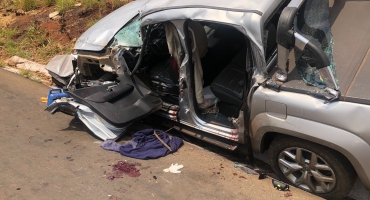Duas pessoas ficaram gravemente feridas após condutora de carreta perder controle direcional e atingir caminhonete e outro veículo de carga Duas pessoas ficaram gravemente feridas após condutora de carreta perder controle direcional e atingir caminhonete e outro veículo de carga