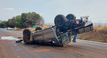 Motorista perde controle direcional em pista molhada e capota veículo na BR-354 em Lagoa Formosa Motorista perde controle direcional em pista molhada e capota veículo na BR-354 em Lagoa Formosa