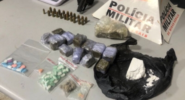 Patos de Minas: rapaz de 20 anos é preso com arma, munições e drogas no Bairro Nova Floresta Patos de Minas: rapaz de 20 anos é preso com arma, munições e drogas no Bairro Nova Floresta