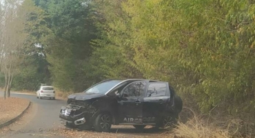 Carmo do Paranaíba – Motorista perde controle direcional e veículo roda na curva do Soares Carmo do Paranaíba – Motorista perde controle direcional e veículo roda na curva do Soares
