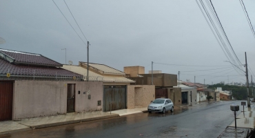 Chuva volta a cair em Lagoa Formosa e ameniza tempo seco