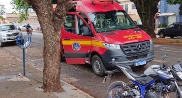 Condutora cochila ao volante e atinge veículos estacionados na Avenida Paracatu em Patos de Minas Condutora cochila ao volante e atinge veículos estacionados na Avenida Paracatu em Patos de Minas
