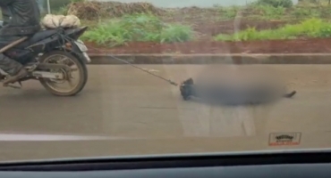 Covardia: motociclista é flagrado arrastando cachorro ainda com vida, em Patos de Minas; veja vídeo Covardia: motociclista é flagrado arrastando cachorro ainda com vida, em Patos de Minas; veja vídeo