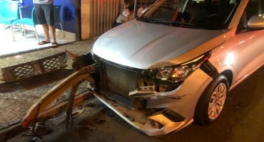 Motorista passa mal ao volante e colide carro contra veículos parados em Patos de Minas Motorista passa mal ao volante e colide carro contra veículos parados em Patos de Minas