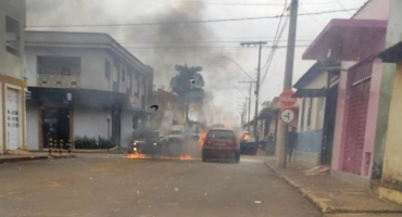 Rio Paranaíba – Veículo pega fogo depois de apresentar pane elétrica, veja vídeo Rio Paranaíba – Veículo pega fogo depois de apresentar pane elétrica, veja vídeo