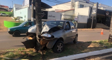 Motorista morre após colidir automóvel contra árvore na Avenida Marabá em Patos de Minas Motorista morre após colidir automóvel contra árvore na Avenida Marabá em Patos de Minas