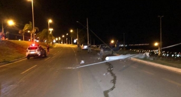 Motorista perde controle e bate carro em poste pública na Avenida Marabá Motorista perde controle e bate carro em poste pública na Avenida Marabá