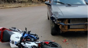 Lagoa Formosa: condutor de motocicleta fica ferido após motorista de automóvel avançar parada obrigatória e provocar acidente Lagoa Formosa: condutor de motocicleta fica ferido após motorista de automóvel avançar parada obrigatória e provocar acidente