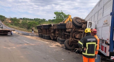Grave acidente na BR-365 em Patos de Minas mata motorista de carreta Grave acidente na BR-365 em Patos de Minas mata motorista de carreta