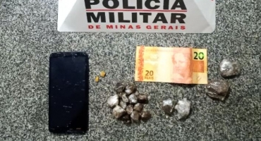 Polícia Militar de Lagoa Formosa apreende crack e maconha e encaminha suspeito de tráfico para a delegacia Polícia Militar de Lagoa Formosa apreende crack e maconha e encaminha suspeito de tráfico para a delegacia