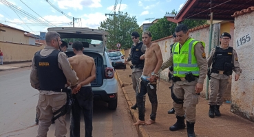 Polícia Militar de Patos de Minas prende suspeitos de cometer assalto em loja de celular na avenida Brasil Polícia Militar de Patos de Minas prende suspeitos de cometer assalto em loja de celular na avenida Brasil