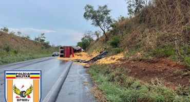 Motorista perder o controle direcional e tomba caminhão na MG-187, em Serra do Salitre Motorista perder o controle direcional e tomba caminhão na MG-187, em Serra do Salitre