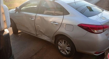 Motorista de caminhão muda de faixa de direção e provoca acidente na avenida JK em Patos de Minas Motorista de caminhão muda de faixa de direção e provoca acidente na avenida JK em Patos de Minas
