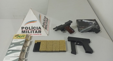 Polícia apreende arma e centenas de munições após receber denúncia de que aluno estaria armado dentro de escola Polícia apreende arma e centenas de munições após receber denúncia de que aluno estaria armado dentro de escola