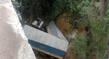 Carreteiro de Patos de Minas morre após bitrem cair de ponte na MG-423, em Nova Serrana; veja vídeo Carreteiro de Patos de Minas morre após bitrem cair de ponte na MG-423, em Nova Serrana; veja vídeo