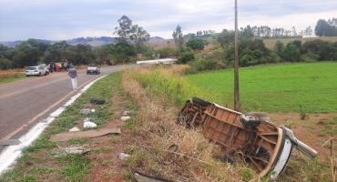 Kombi tomba próximo ao Distrito de Pindaíbas e deixa motorista com ferimentos graves Kombi tomba próximo ao Distrito de Pindaíbas e deixa motorista com ferimentos graves