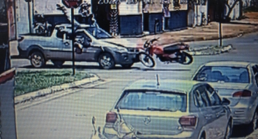 Imagem flagra acidente entre carro e motocicleta no Bairro Cristo Redentor; veja vídeo Imagem flagra acidente entre carro e motocicleta no Bairro Cristo Redentor; veja vídeo