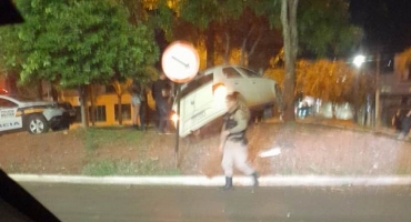 Patos de Minas: veículo fica preso entre árvores após condutor perder controle direcional na Praça Champagnat Patos de Minas: veículo fica preso entre árvores após condutor perder controle direcional na Praça Champagnat