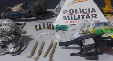 Polícia Miliar prende casal é suspeito de tráfico no Bairro Nossa Senhora de Fátima em Patos de Minas Polícia Miliar prende casal é suspeito de tráfico no Bairro Nossa Senhora de Fátima em Patos de Minas