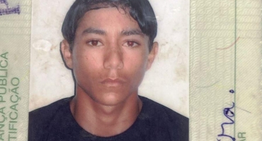 Tiros: rapaz de 18 anos mata o irmão com golpes de faca para defender a mãe que estava sendo agredida Tiros: rapaz de 18 anos mata o irmão com golpes de faca para defender a mãe que estava sendo agredida