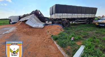Motorista dorme ao volante e tomba combinação veicular na MG-146 no município de Serra do Salitre Motorista dorme ao volante e tomba combinação veicular na MG-146 no município de Serra do Salitre