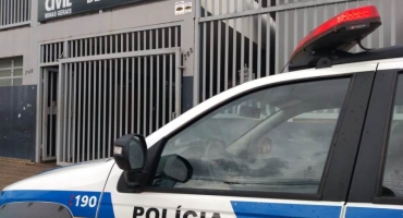 Homem é preso em Patos de Minas após tentar beijar frentistas de posto de combustível à força Homem é preso em Patos de Minas após tentar beijar frentistas de posto de combustível à força