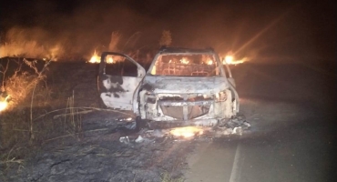 Caminhonete pega fogo na MG-410 em Presidente Olegário e fica destruída Caminhonete pega fogo na MG-410 em Presidente Olegário e fica destruída