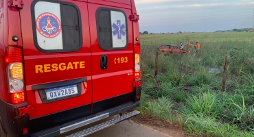 Condutora de 53 anos perde controle direcional e capota carro na estrada do Distrito de Alagoas Condutora de 53 anos perde controle direcional e capota carro na estrada do Distrito de Alagoas