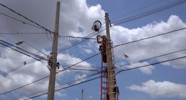 Lagoa Formosa: Corpo de Bombeiros e CEMIG realizam operação para salvar gato que subiu em poste de iluminação pública 