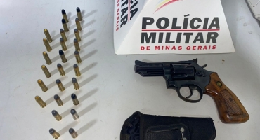 Mulher é detida por porte ilegal de arma de fogo durante operação de trânsito em Patos de Minas Mulher é detida por porte ilegal de arma de fogo durante operação de trânsito em Patos de Minas