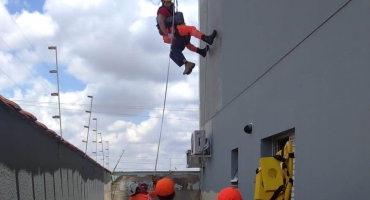 Pintor que ficou preso na parte externa de prédio é resgatado pelo Corpo de Bombeiros Pintor que ficou preso na parte externa de prédio é resgatado pelo Corpo de Bombeiros