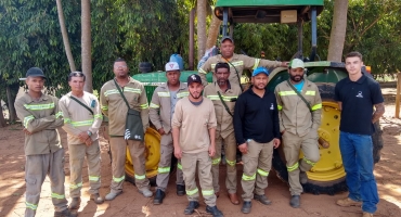 Trabalhadores de fazendas são capacitados para operar trator