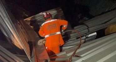 Corpo de Bombeiros resgata vacas após queda de estrutura em fazenda no município de Patos de Minas Corpo de Bombeiros resgata vacas após queda de estrutura em fazenda no município de Patos de Minas