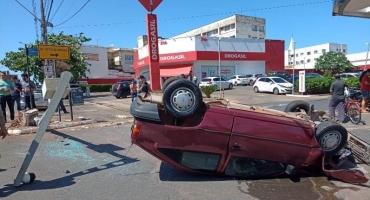 Motorista capota carro no centro de Patos de Minas após passar mal ao volante Motorista capota carro no centro de Patos de Minas após passar mal ao volante